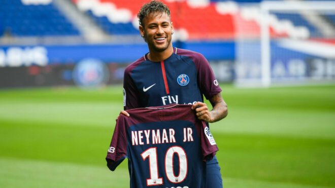 Neymar : EN COUPLE avec une bombe, le baiser qui confirme !