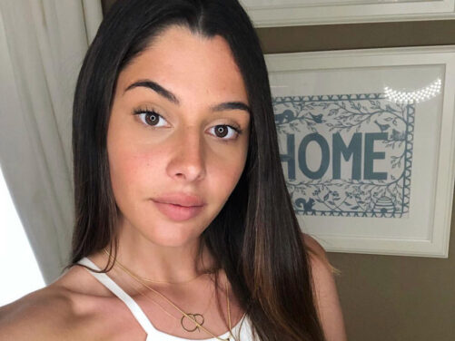 Coralie Porrovecchio : elle s’affiche en maillot de bain très échancré, les internautes réagissent !