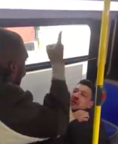 VIDÉO : Il voit un homme agresser sexuellement une jeune femme dans le bus, et voit ROUGE !