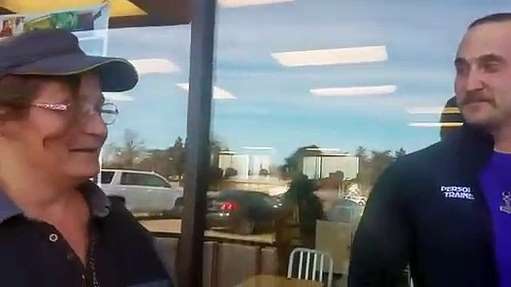 Un client fait un cadeau incroyable à cette employée de McDonald