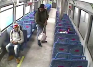 VIDÉO : Un homme inconscient part fumer et oublie son bébé dans le train !