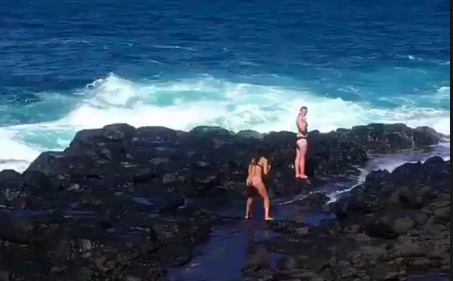 Deux jeunes filles se prennent en photo devant la mer, elles n’auraient pas dû (Vidéo)