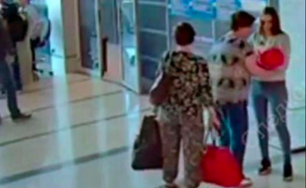 La vidéo d’une mère en train de vendre son bébé pour 60 dollars crée l’indignation