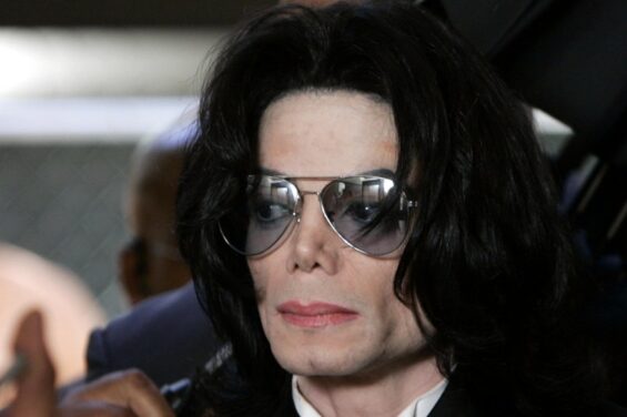 Un fan de Michael Jackson dépense 30 000 dollars pour lui ressembler