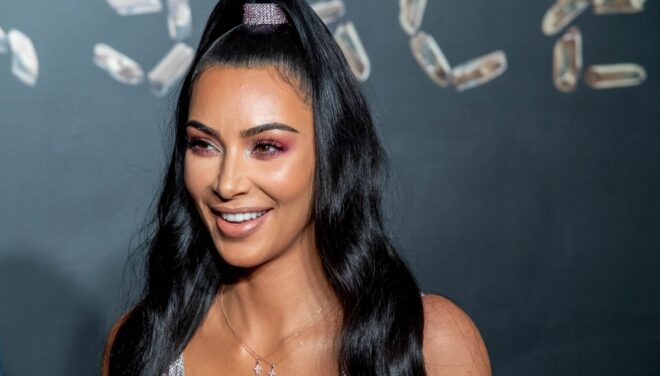 Kim Kardashian se filme sans maquillage pour montrer sa peau abîmée par le psoriasis