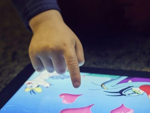 Catastrophe : un petit garçon de 3 ans bloque la tablette de ses parents pour 48 ans
