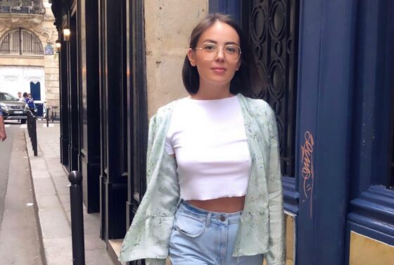 Agathe Auproux atteinte d’un cancer : elle assume son cathéter en bikini et passe un message fort