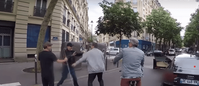 Un automobiliste parisien agresse un piéton aveugle après avoir manqué de le renverser
