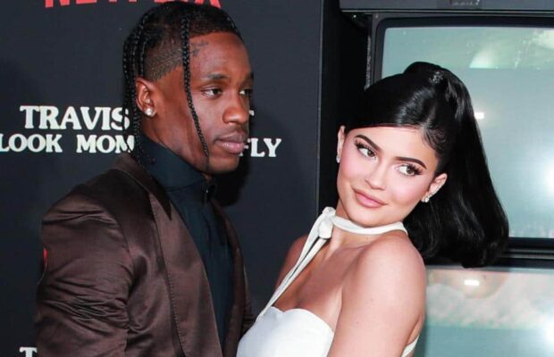 Kylie Jenner pose en habit d'Eve aux côtés du père de sa fille, Travis Scott