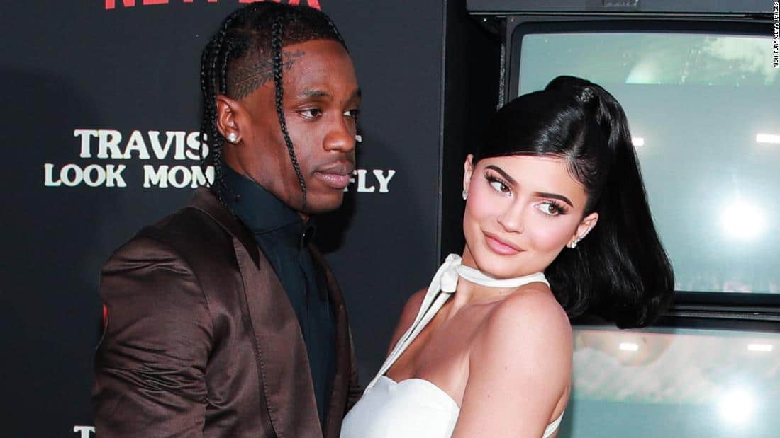 Kylie Jenner pose en habit d'Eve aux côtés du père de sa fille, Travis Scott