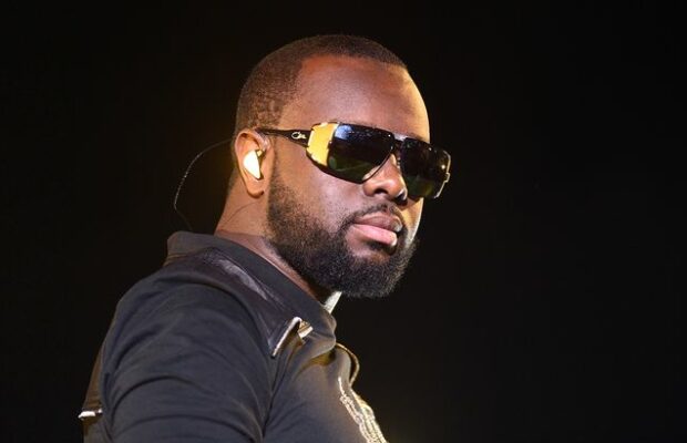 Maître Gims pose sans lunettes