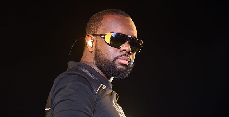 Maître Gims pose sans lunettes