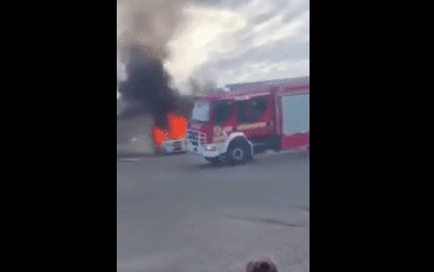 VIDÉO : un camion de pompiers se renverse au moment d’intervenir et choque les écoliers