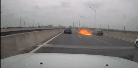 VIDÉO : les images de cette voiture traînant du feu derrière elle, choquent les internautes