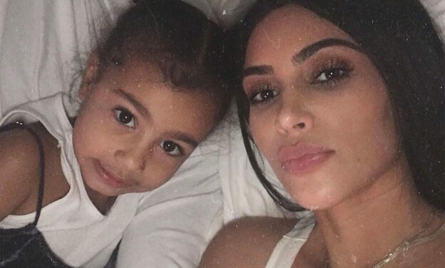 Kim Kardashian jugée mauvaise mère, elle se fait clasher pour ce geste envers sa fille North