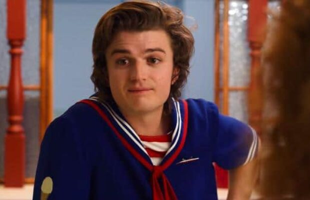 Joe Keery coupe sa magnifique chevelure