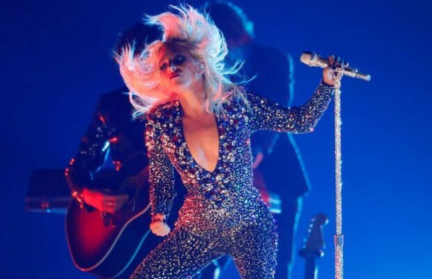 Lady Gaga fait une mauvaise chute en plein concert pendant une danse endiablée avec un fan