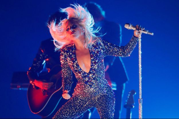 Lady Gaga fait une mauvaise chute en plein concert pendant une danse endiablée avec un fan