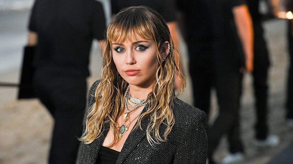 Critiquée sur sa vie amoureuse, Miley Cyrus se défend