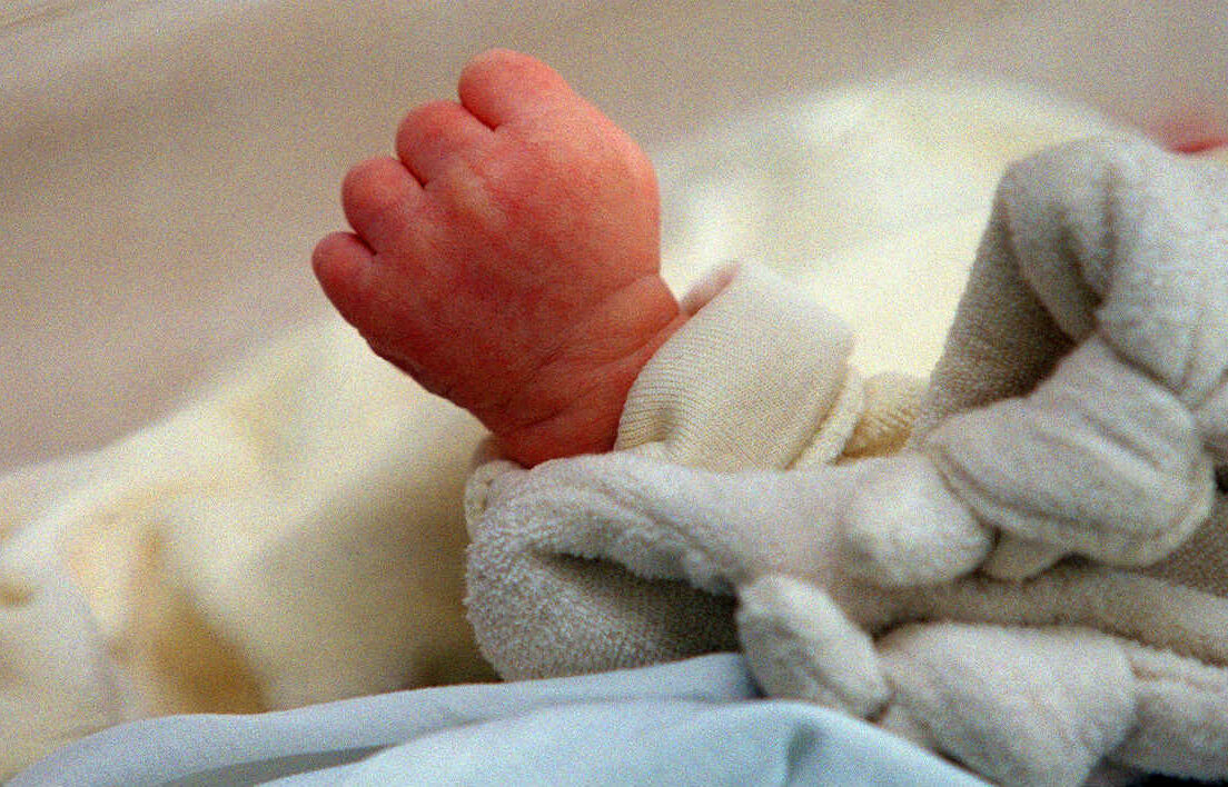 Une mère abandonne son bébé à la naissance car ses yeux ne sont pas développés