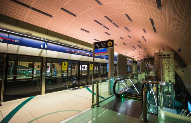 poussée sur les rails du métro elle est sauvée in extremis