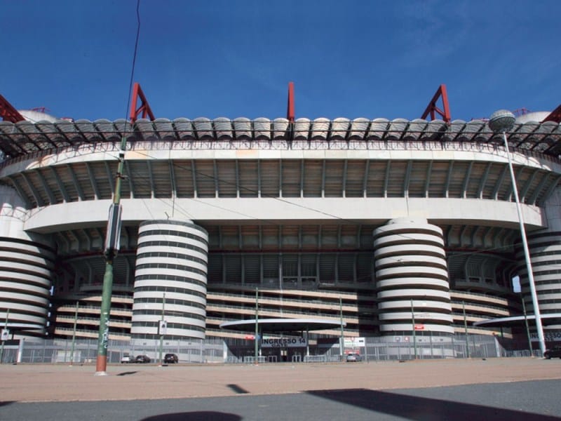 illusion-doptique-cette-rampe-dacces-dans-le-stade-de-football-de-milan-donne-limpression-de-tourner-sur-elle-meme