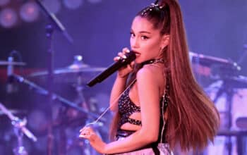 Ariana Grande apprend grâce à une fan sur Twitter qu'elle a remporté un NRJ Music Awards