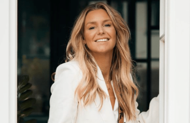 Aurélie Van Daelen pose en petite tenue et montre sa nouvelle silhouette