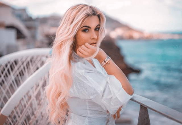 Carla Moreau annonce la sortie de son livre