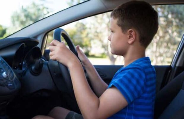 garçon_qui_conduit_une_voiture