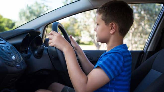 garçon_qui_conduit_une_voiture