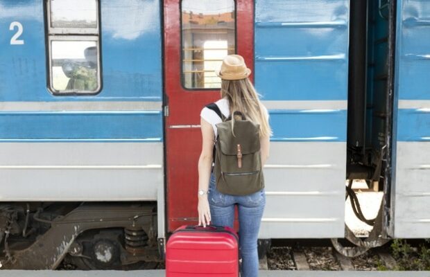 Une jeune fille regarde ses snaps dans le train, sans écouteurs et écope d’une amende de 50€