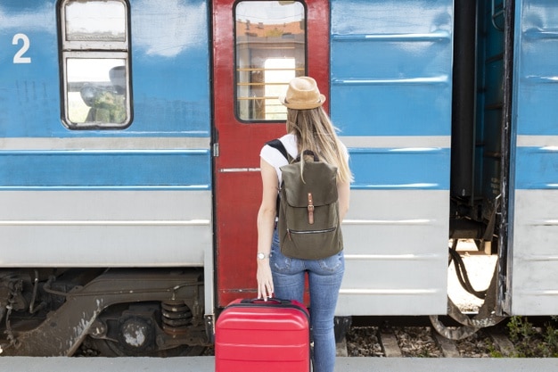 Une jeune fille regarde ses snaps dans le train, sans écouteurs et écope d’une amende de 50€