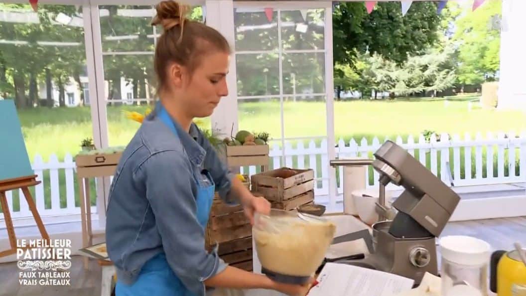 Le Meilleur Pâtissier : une candidate utilise une crème tombée par terre