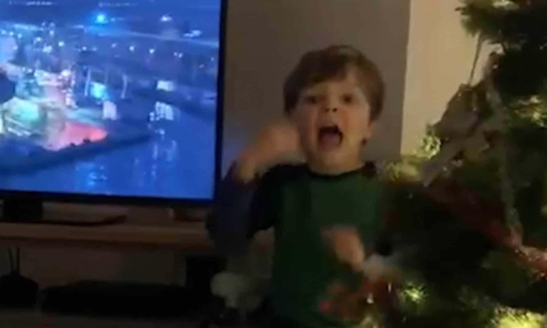 Ce petit garçon interprète un film en langues des signes