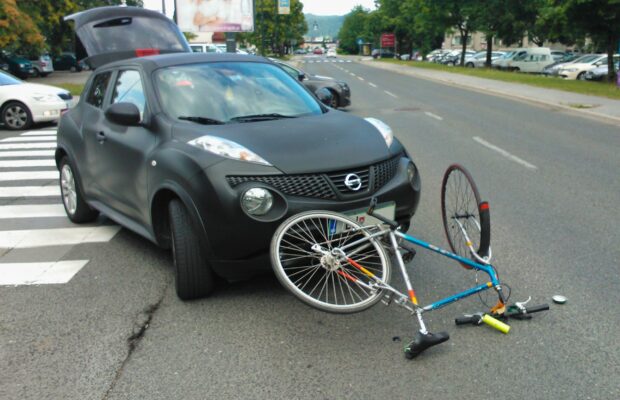 Cet automobiliste renverse la mère de ce petit garçon !