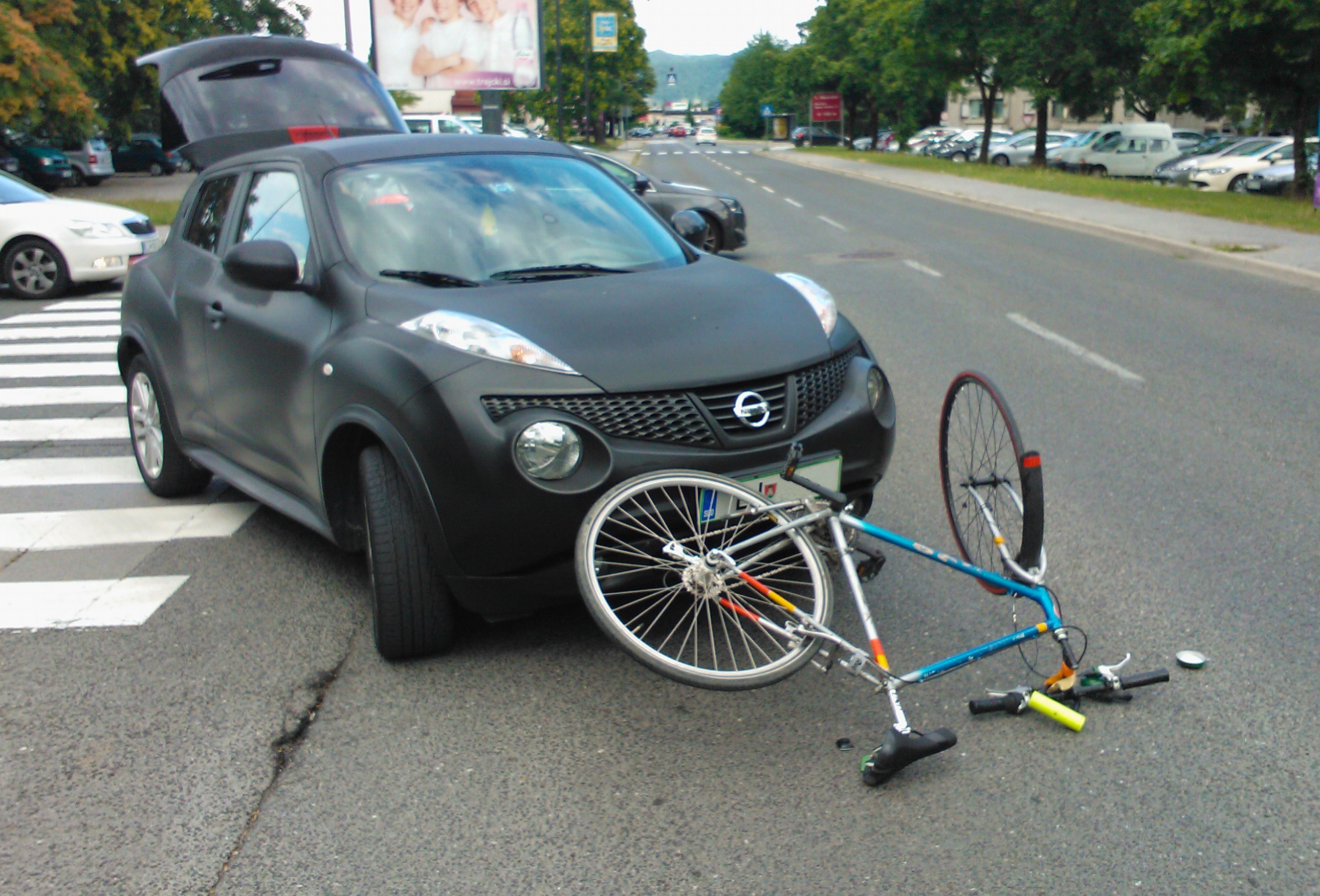 Cet automobiliste renverse la mère de ce petit garçon !