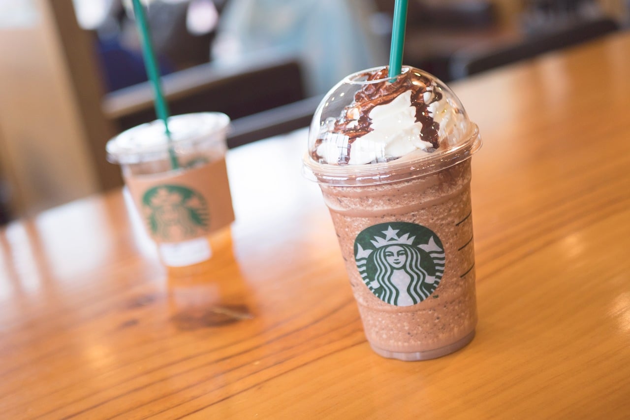 Un employé de Starbucks insulte un policier !