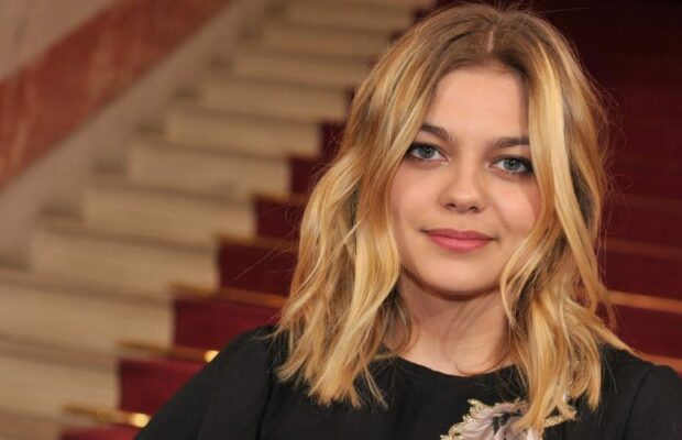 Louane enceinte : la future maman aperçue avec son joli ventre tout rond