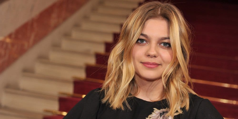 Louane enceinte : la future maman aperçue avec son joli ventre tout rond