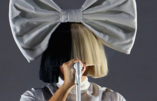 Sia : la chanteuse aperçue sans perruque dans un supermarché, payant les courses d’une fan