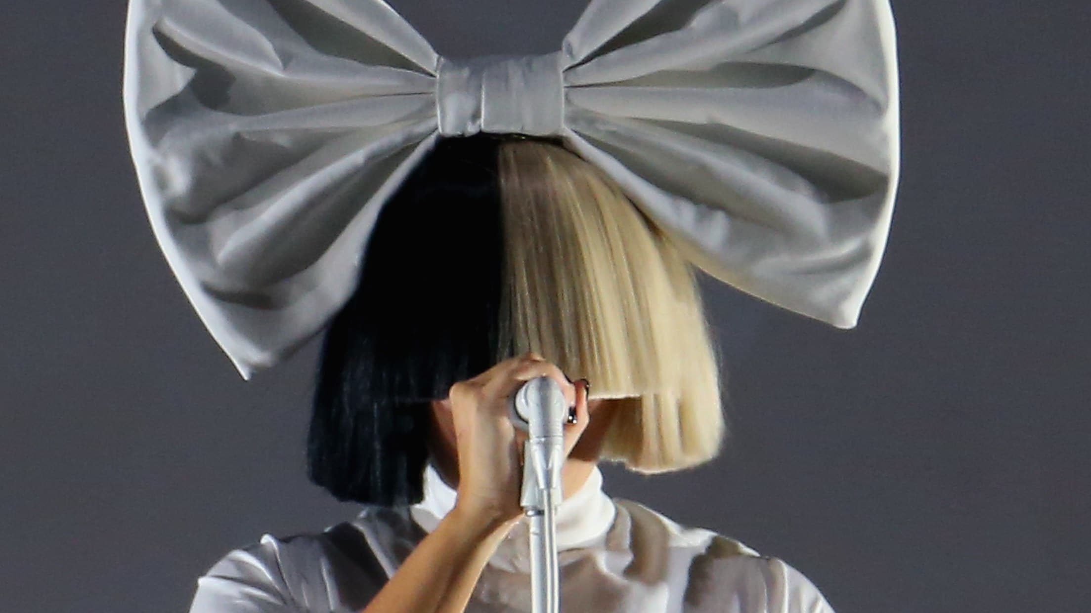 Sia : la chanteuse aperçue sans perruque dans un supermarché, payant les courses d’une fan
