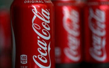 Les canettes de coca ne réagissent pas de la même manière sous l'eau