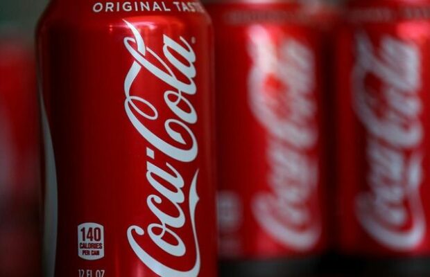 Les canettes de coca ne réagissent pas de la même manière sous l'eau