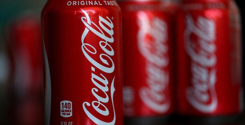 Les canettes de coca ne réagissent pas de la même manière sous l'eau