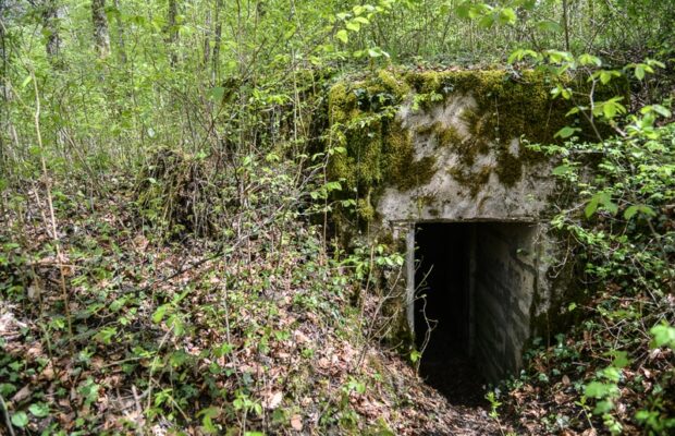 Deux enfants découvrent un bunker Nazi abandonné