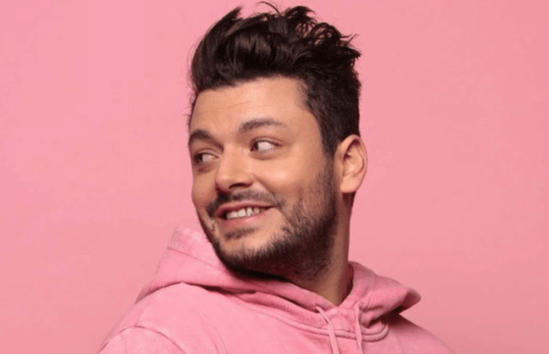 Kev Adams se rase la tête, personne ne s’y attendait