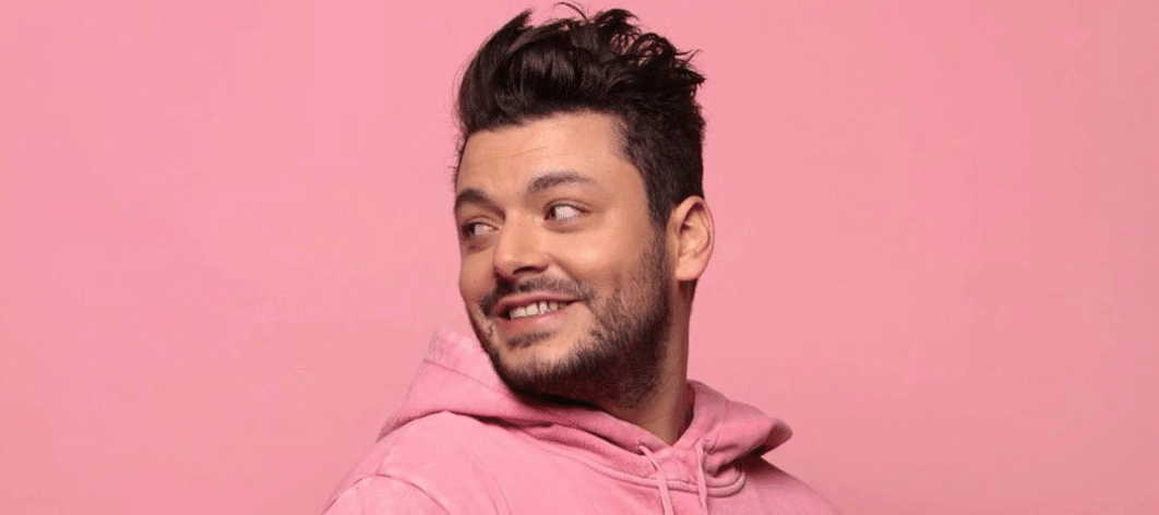 Kev Adams se rase la tête, personne ne s’y attendait