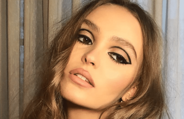 Lily-Rose Depp tente d'apprendre aux Américains l'accent français et c'est très drôle 