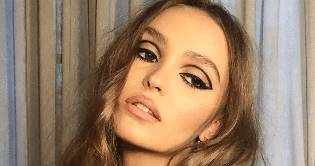 Lily-Rose Depp tente d'apprendre aux Américains l'accent français et c'est très drôle 